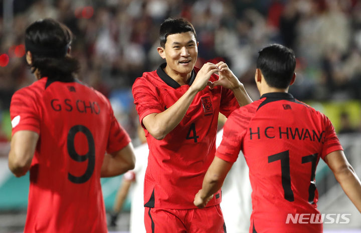 [수원=뉴시스] 정병혁 기자 = 17일 오후 경기 수원월드컵경기장에서 열린 하나은행 초청 축구 국가대표 평가전 대한민국과 베트남의 경기, 김민재가 선제골을 넣은 뒤 손하트를 하고 있다. 2023.10.17. jhope@newsis.com