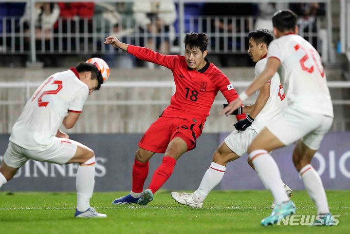 [수원=뉴시스] 조성우 기자 = 17일 오후 경기 수원월드컵경기장에서 열린 하나은행 초청 축구 국가대표 평가전 대한민국과 베트남의 경기, 전반전 한국 이강인이 크로스를 올리고 있다. 2023.10.17. xconfind@newsis.com