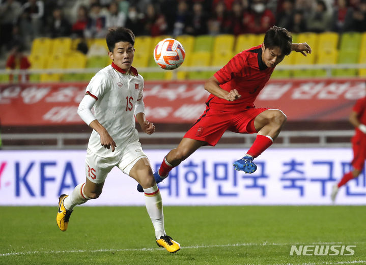 [수원=뉴시스] 정병혁 기자 = 17일 오후 경기 수원월드컵경기장에서 열린 하나은행 초청 축구 국가대표 평가전 대한민국과 베트남의 경기, 김진수가 공을 걷어내고 있다. 2023.10.17. jhope@newsis.com