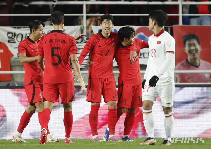 [수원=뉴시스] 정병혁 기자 = 17일 오후 경기 수원월드컵경기장에서 열린 하나은행 초청 축구 국가대표 평가전 대한민국과 베트남의 경기, 이강인이 골을 넣은 뒤 손흥민과 기뻐하고 있다. 2023.10.17. jhope@newsis.com