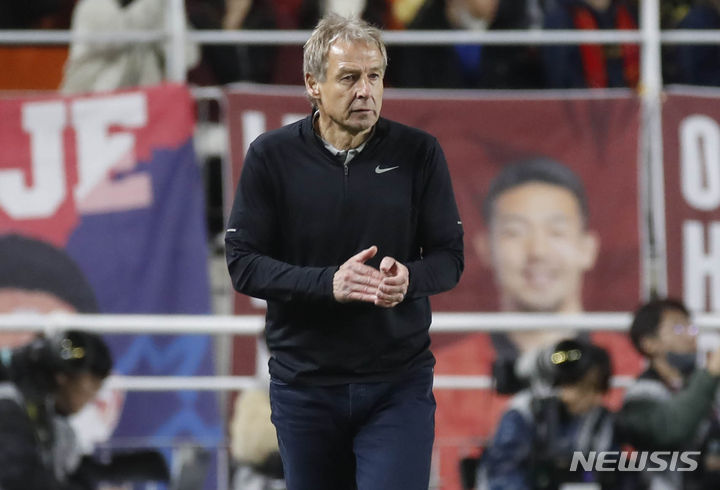 [수원=뉴시스] 정병혁 기자 = 17일 오후 경기 수원월드컵경기장에서 열린 하나은행 초청 축구 국가대표 평가전 대한민국과 베트남의 경기, 위르겐 클린스만 감독이 벤치로 돌아오고 있다. 2023.10.17. jhope@newsis.com