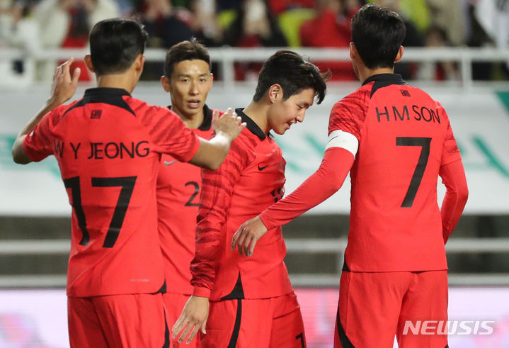 [수원=뉴시스] 황준선 기자 = 17일 오후 경기 수원월드컵경기장에서 열린 하나은행 초청 축구 국가대표 평가전 대한민국과 베트남의 경기, 이강인이 한국의 다섯번째 골을 넣은 뒤 동료들과 기쁨을 나누고 있다. 2023.10.17. hwang@newsis.com