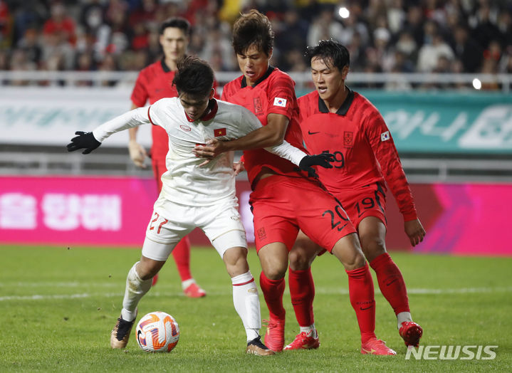 [수원=뉴시스] 정병혁 기자 = 17일 오후 경기 수원월드컵경기장에서 열린 하나은행 초청 축구 국가대표 평가전 대한민국과 베트남의 경기, 김주성이 수비를 하고 있다. 2023.10.17. jhope@newsis.com