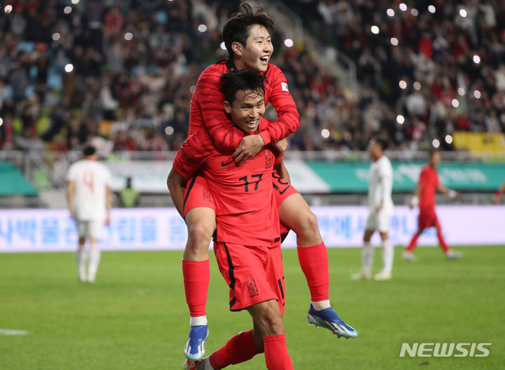 [수원=뉴시스] 황준선 기자 = 17일 오후 경기 수원월드컵경기장에서 열린 하나은행 초청 축구 국가대표 평가전 대한민국과 베트남의 경기, 정우영이 한국의 여섯번째 골 넣고 이강인과 기뻐하고 있다. 2023.10.17. hwang@newsis.com