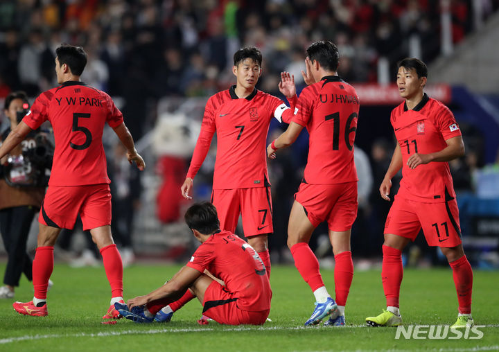 [수원=뉴시스] 조성우 기자 = 17일 오후 경기 수원월드컵경기장에서 열린 하나은행 초청 축구 국가대표 평가전 대한민국과 베트남의 경기, 대한민국 손흥민 등 선수들이 6-0으로 승리한 뒤 기쁨을 나누고 있다. 2023.10.17. xconfind@newsis.com