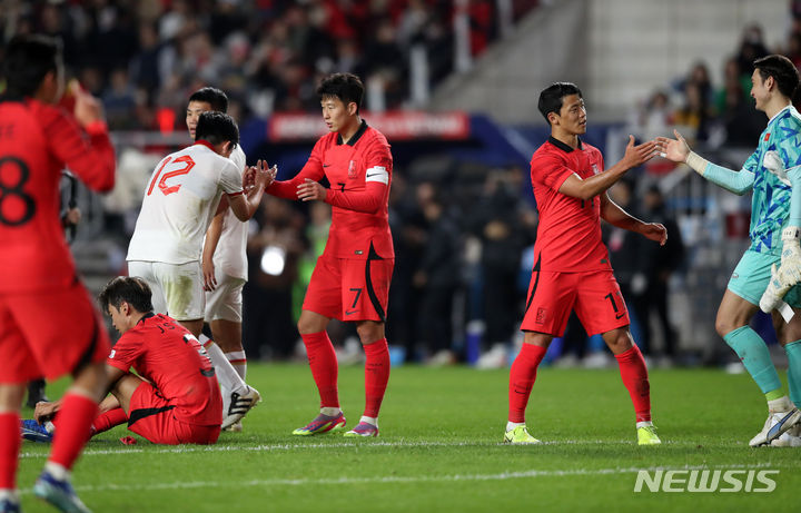 [수원=뉴시스] 조성우 기자 = 17일 오후 경기 수원월드컵경기장에서 열린 하나은행 초청 축구 국가대표 평가전 대한민국과 베트남의 경기, 대한민국 손흥민 등 선수들이 6-0으로 승리한 뒤 베트남 선수들과 인사하고 있다. 2023.10.17. xconfind@newsis.com