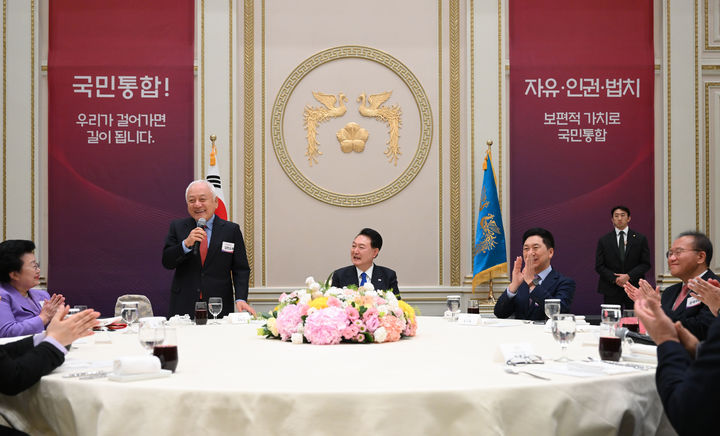 [서울=뉴시스] 김한길 국민통합위원장이 17일 청와대 영빈관에서 열린 국민통합위원회 만찬에서 건배제의를 하고 있다. (사진=대통령실 제공) 2023.10.17. photo@newsis.com *재판매 및 DB 금지