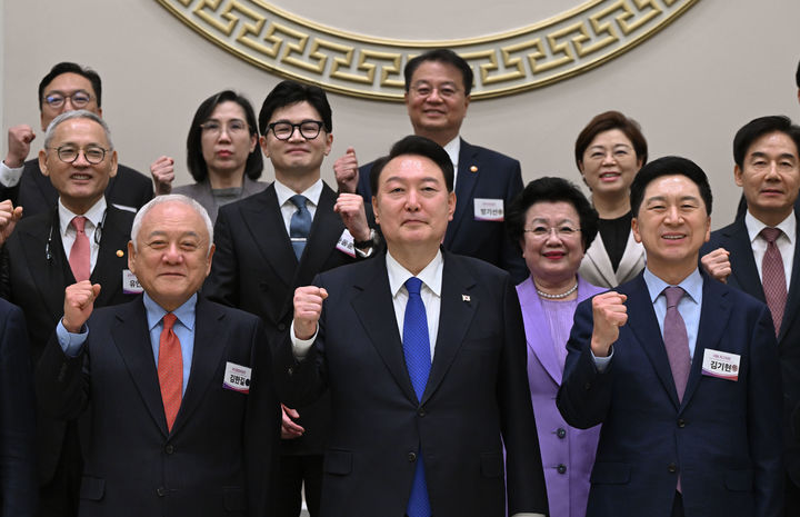 [서울=뉴시스] 윤석열 대통령이 17일 청와대 영빈관에서 열린 국민통합위원회 만찬에서 김한길 국민통합위원장, 김기현 국민의힘 대표 등과 기념촬영하고 있다. (사진=대통령실 제공) 2023.10.17. photo@newsis.com *재판매 및 DB 금지