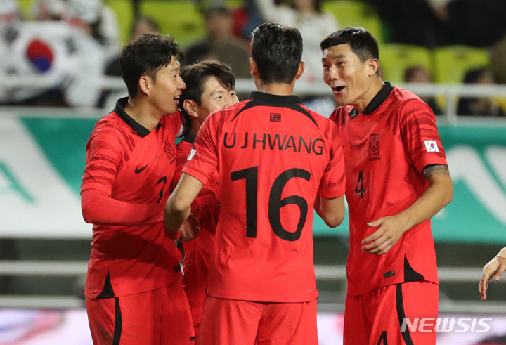 [수원=뉴시스] 황준선 기자 = 17일 오후 경기 수원월드컵경기장에서 열린 하나은행 초청 축구 국가대표 평가전 대한민국과 베트남의 경기, 이강인이 한국의 다섯번째 골을 넣은 뒤 송흥민, 황의조, 김민재와 기뻐하고 있다. 2023.10.17. hwang@newsis.com