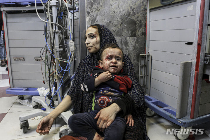 [가자시티=AP/뉴시스]﻿19일(현지시간) 이스라엘·팔레스타인 전쟁이 13일째를 맞은 가운데, 팔레스타인 측 사망자가 4000명에 육박하는 것으로 전해졌다. 사진은 지난 17일 가자지구 알할리 병원 폭격으로 부상을 당한 팔레스타인인이 인근의 알시파 병원에서 치료 순서를 기다리는 모습. 2023.10.20.