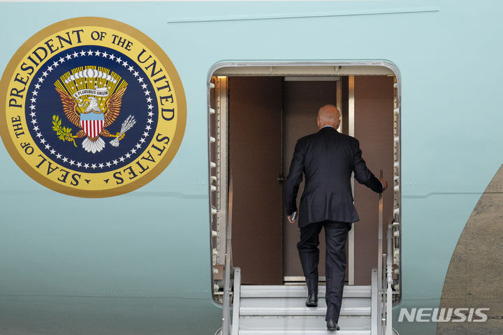 [앤드루스 공군기지=AP/뉴시스] 조 바이든 미국 대통령이 17일(현지시간) 메릴랜드주 앤드루스 공군기지에서 이스라엘로 향하는 전용기에 탑승하고 있다. 2023.10.18.