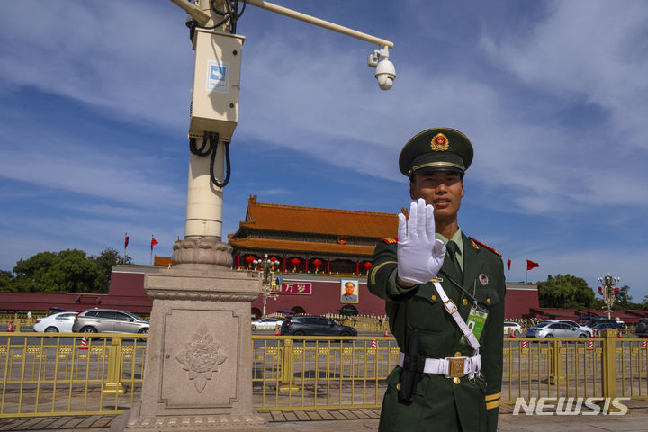 [베이징=AP/뉴시스] 지난 7월 반간첩법을 강화한 중국이 방산업체에서 근무하던 자국 연구원이 미국의 간첩으로 전락한 사례를 소개했다. 사진은 18일 베이징 톈안먼 광장에서 한 무장경찰관이 경계를 서는 모습. 2023.10.23 