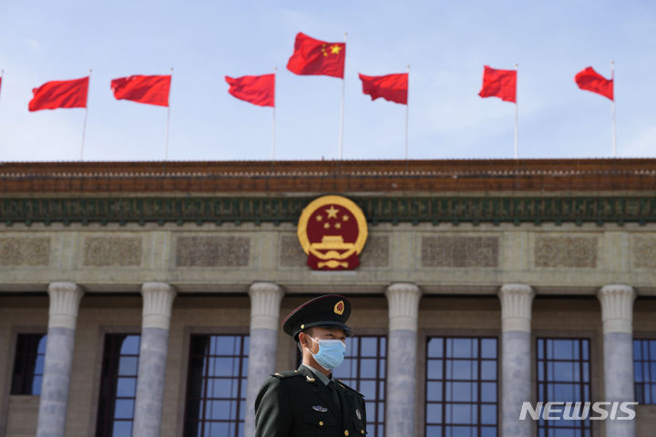 [베이징=AP/뉴시스] 중국공산당 중앙위원회와 국무원은 21일 외국 기업의 대중국 투자접근 제한을 완화하는 내용이 포함된 문건을 발표했다. 사진은 지난해 10월 18일 베이징 인민대회당 밖에서 중국 군인이 경계근무를 서는 모습. 2024.08.22