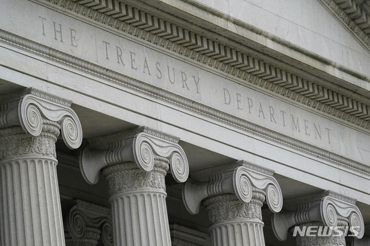 [워싱턴DC=AP/뉴시스] 2021년 5월4일 촬영한 미국 재무부 청사. 2023.10.31.