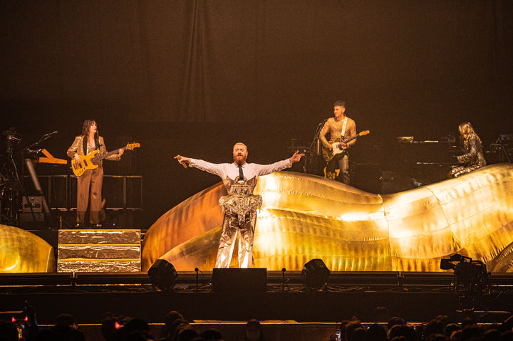 [서울=뉴시스] 영국 팝스타 샘 스미스가 5년 만인 17일 오후 서울 올림픽공원 케이스포돔에서 내한공연 '글로리아 더 투어(GLORIA the tour)'를 펼치고 있다. (사진 = AEG 프레젠트(Presents) 제공) 2023.10.17. photo@newsis.com *재판매 및 DB 금지