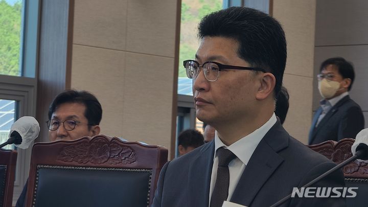 [부산=뉴시스] 권태완 기자 = 정성운 부산대병원장이 18일 오전 부산시 부산진구 부산시교육청에서 열린 국회 교육위원회의 부산대병원에 대한 국정감사에서 질의 순서를 기다리고 있다. 2023.10.18. kwon97@newsis.com