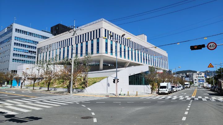 [창원=뉴시스] 강경국 기자 = 경남 창원시 의창구 팔룡동에 들어선 경남창원방위산업진흥센터. (사진=창원시청 제공). 2023.10.18. photo@newsis.com *재판매 및 DB 금지