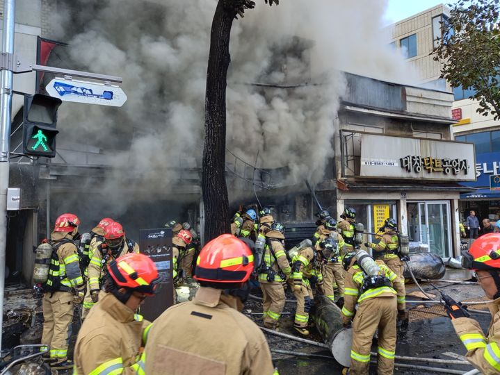 [대구=뉴시스] 18일 오전 10시47분께 중구 서성로1가 종로초등학교서편의 한 상가에서 불이 났다. (사진 = 대구소방안전본부 제공) 2023.10.18. photo@newsis.com *재판매 및 DB 금지