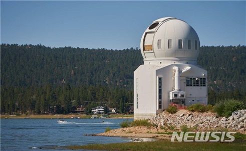 [서울=뉴시스]미국 캘리포니아 빅베어태양천문대에 위치한 구디 태양망원경(GST). (사진=천문연 제공)