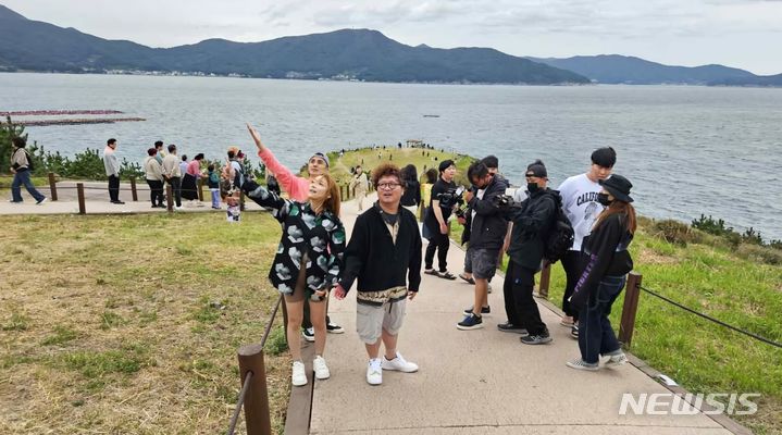 [거제=뉴시스]홍정명 기자=대만의 인기 연예인 여행지 대표 음식 소개 예능프로램 ‘1박2일go’ 팀이 거제시 바람의 언덕을 방문해 촬영하고 있다.(사진=경남관광재단 제공) 2023.10.18. photo@newsis.com 