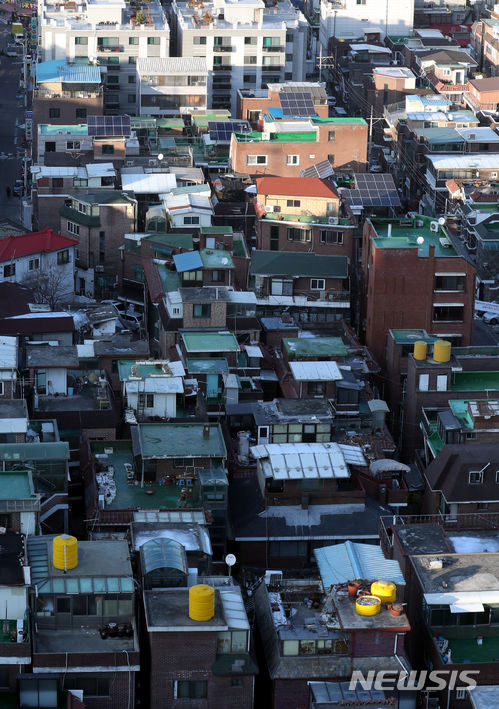 [서울=뉴시스]수도권 일대에서 무자본으로 빌라를 사들인 뒤 세입자들에게 전세보증금을 돌려주지 않은 혐의를 받는 50대 임대 사업자가 구속됐다. 사진은 서울 성북구 빌라촌으로 기사 본문과 무관. 2023.10.18 *재판매 및 DB 금지