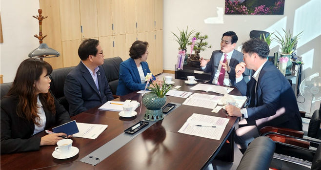 [나주=뉴시스] 김화진 국민의힘 전남도당 위원장이 18일 도당에서 이상심 전남도 보건복지국장과 간담회를 갖고 전남지역 국립의과대학 신설 방안을 논의하고 있다. 2023.10.18.(사진=국민의힘 제공) photo@newsis.com *재판매 및 DB 금지