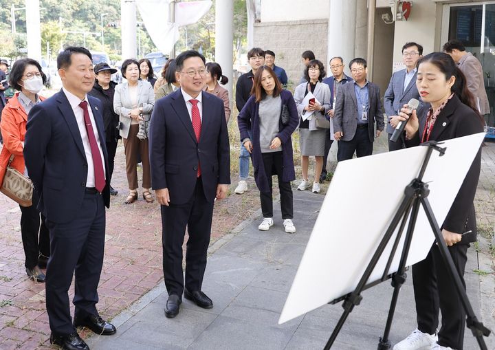 [대전=뉴시스] 조명휘 기자 = 이장우 대전시장이 18일 서구 월평동 패션월드 부지를 방문해 서구의 건의사항을 듣고 있다. (사진= 대전시 제공) 2023.10.18. photo@newsis.com *재판매 및 DB 금지