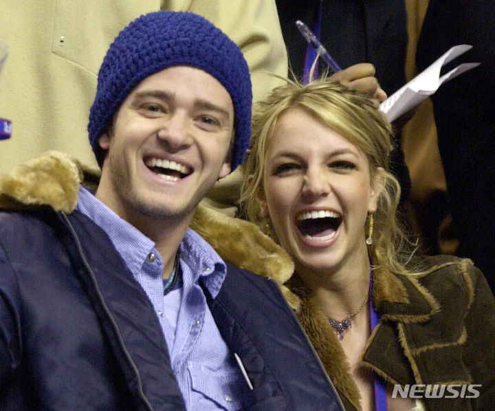 [서울=AP/뉴시스] 브리트니 스피어스(오른쪽)와 저스틴 팀버레이크의 2002년 교제 당시 모습.