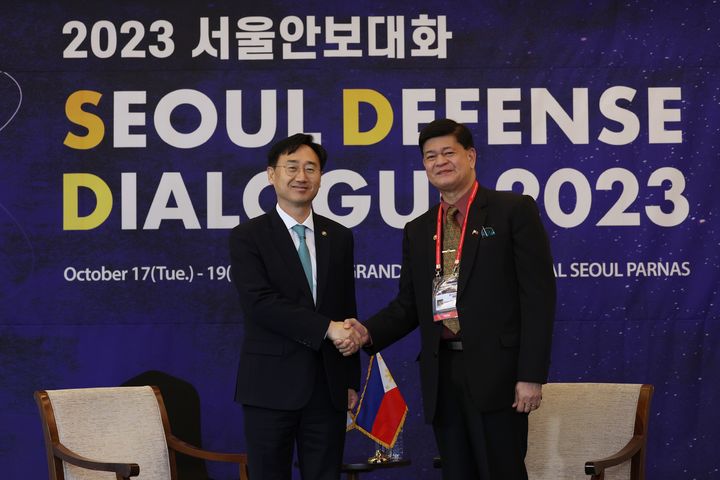 [서울=뉴시스] 신범철 국방부차관이 18일 서울 그랜드 인터컨티넨탈 호텔에서 '2023년 서울안보대화' 참석차 방한한 이리네오 에스피노(Irineo Cruz Espino) 필리핀 국방부차관을 만나 한-필리핀 국방차관회담을 개최했다. (사진=국방일보 제공) 2023.10.18. photo@newsis.com *재판매 및 DB 금지