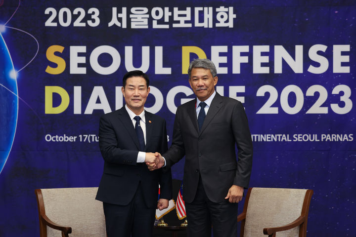 [서울=뉴시스] 신원식 국방부장관이 18일 서울 그랜드 인터컨티넨탈 호텔에서 '2023년 서울안보대화' 참석차 방한한 모하마드 하산(Utama HJ. Mohamad Bin Hasan) 말레이시아 국방부장관을 만나 한-말레이시아 국방장관회담을 개최했다. (사진=국방일보 제공) 2023.10.18. photo@newsis.com *재판매 및 DB 금지