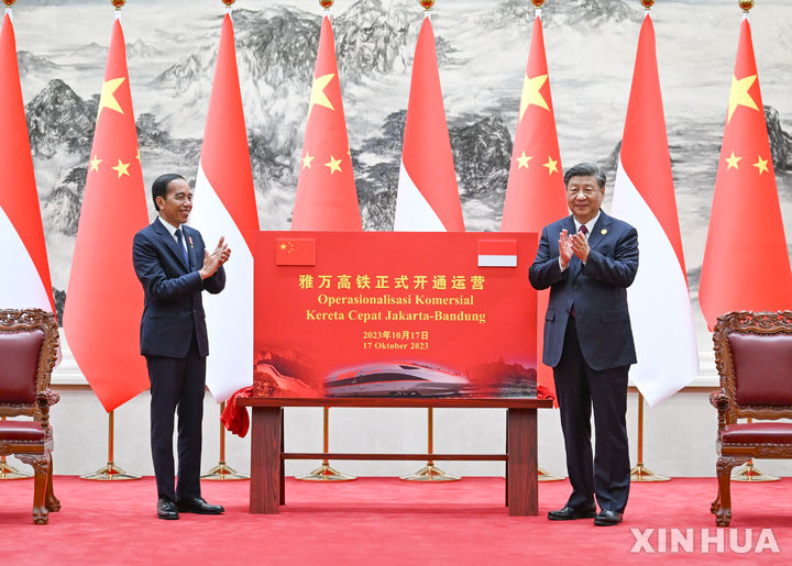 [베이징=신화/뉴시스] 중국의 핵심 대외 국책사업 ‘일대일로(육로·해상 실크로드)’의 상징 중 하나인 인도네시아 자카르타-반둥 고속철이 베이징에서 열리는 일대일로 정상포럼에 맞춰 17일 공식 운행에 돌입했다. 조코 위도도(조코위) 인도네시아 대통령은 이날 시진핑 중국 국가주석과 회담을 가진후 열차 개통을 공식 발표하고 있다. 2023.10.18