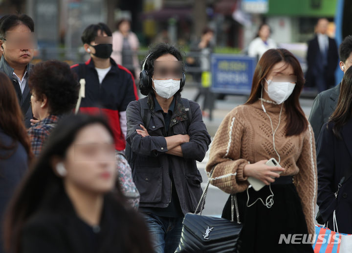 [서울=뉴시스] 고승민 기자 = 늦가을 쌀쌀한 날씨를 보인 18일 오전 서울 광화문 사거리에서 마스크를 쓴 직장인들이 출근하고 있다. 2023.10.18. kkssmm99@newsis.com