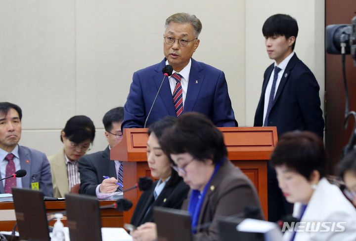 [서울=뉴시스] 추상철 기자 = 강중구 건강보험심사평가원 원장이 18일 오전 서울 여의도 국회에서 열린 보건복지위원회의 국민건강보험공단 등에 대한 국정감사에서 업무현황보고를 하고 있다. 2023.10.18. scchoo@newsis.com