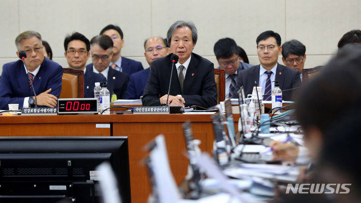 질의에 답변하는 정기석 국민건강보험공단 이사장. [서울=뉴시스] 추상철 기자 = 정기석 국민건강보험공단 이사장이 18일 오전 서울 여의도 국회에서 열린 보건복지위원회의 국민건강보험공단 등에 대한 국정감사에서 의원 질의에 답변하고 있다. 2023.10.18. scchoo@newsis.com