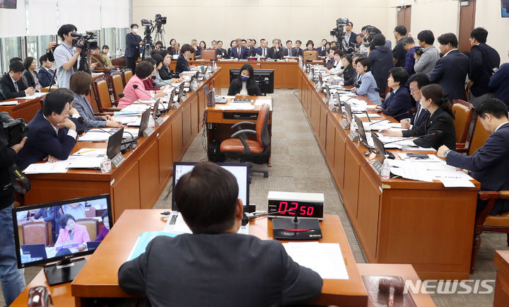 국회 보건복지위원회, 국민건강보험공단 등 국정감사. [서울=뉴시스] 추상철 기자 = 18일 오전 서울 여의도 국회에서 열린 보건복지위원회의 국민건강보험공단 등에 대한 국정감사가 열리고 있다. 2023.10.18. scchoo@newsis.com