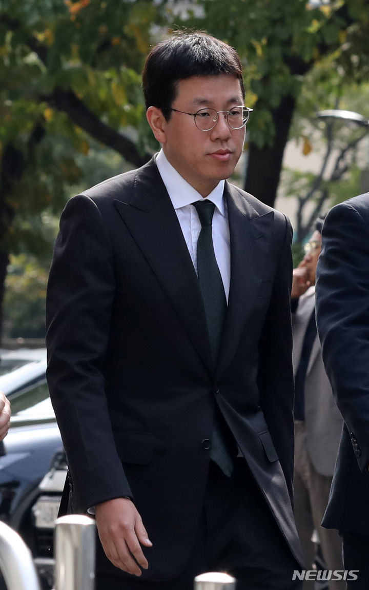 [서울=뉴시스] 김명년 기자 = SM엔터테인먼트에 대한 카카오와 하이브의 인수전 당시 자본시장법 위반 혐의를 받는 배재현 카카오 투자총괄대표가 18일 오후 서울 양천구 서울남부지방법원에서 열린 구속 전 피의자 심문(영장실질심사)에 출석하고 있다. 2023.10.18. kmn@newsis.com