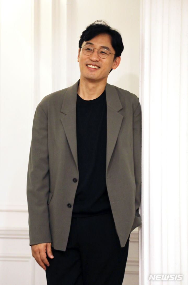 [서울=뉴시스] 박진희 기자 = 김정원 피아니스트가 18일 서울 종로구 오디오가이에서 새앨범 'Last Chopin' 발매 기자간담회 겸 쇼케이스를 하고 있다. 2023.10.18. pak7130@newsis.com