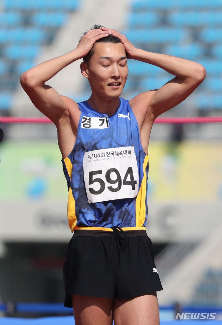 [목포=뉴시스] 김근수 기자 = 18일 전남 목포시 목포종합운동장에서 열린 제104회 전국체육대회 남자 높이뛰기 결선에서 우상혁(경기)이 한국신기록 2.37m에 실패한 뒤 아쉬워하고 있다. 2023.10.18. ks@newsis.com