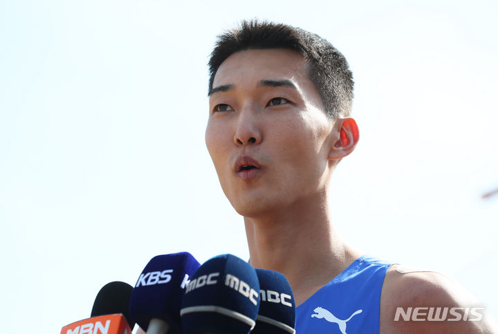 [목포=뉴시스] 김근수 기자 = 18일 전남 목포시 목포종합운동장에서 열린 제104회 전국체육대회 남자 높이뛰기 결선에서 우상혁(경기)이 경기를 마치고 취재진 질문에 답하고 있다. 이날 우상혁은 2.32m로 대회신기록으로 금메달. 2023.10.18. ks@newsis.com