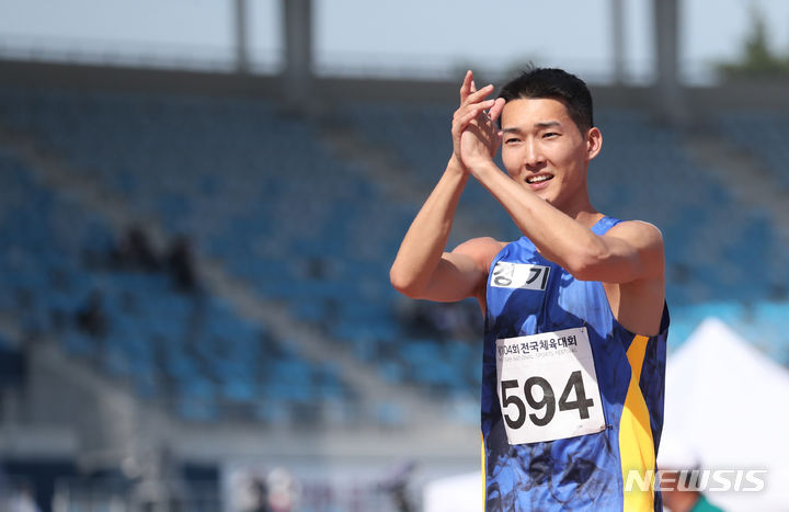 [목포=뉴시스] 김근수 기자 = 18일 전남 목포시 목포종합운동장에서 열린 제104회 전국체육대회 남자 높이뛰기 결선에서 우상혁(경기)이 경기를 마치고 관중들에게 인사하고 있다. 이날 우상혁은 2.32m로 대회신기록으로 금메달. 2023.10.18. ks@newsis.com