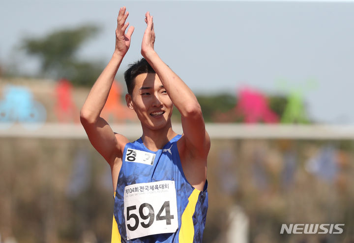 [목포=뉴시스] 김근수 기자 = 18일 전남 목포시 목포종합운동장에서 열린 제104회 전국체육대회 남자 높이뛰기 결선에서 우상혁(경기)이 대회신기록 2.32m에 성공한 뒤 기뻐하고 있다. 2023.10.18. ks@newsis.com