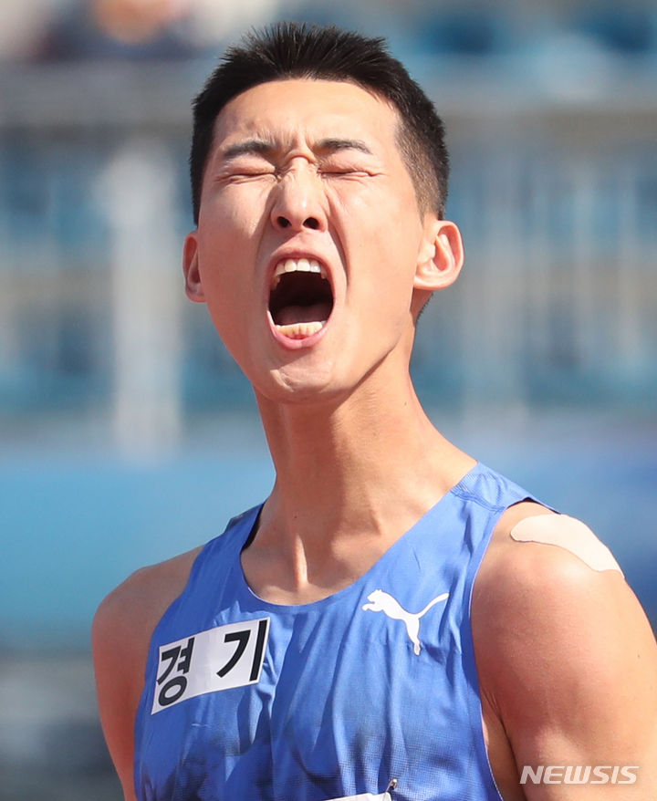 [목포=뉴시스] 김근수 기자 = 18일 전남 목포시 목포종합운동장에서 열린 제104회 전국체육대회 남자 높이뛰기 결선에서 우상혁(경기)이 한국신기록 2.37m 시도에 앞서 준비를 하고 있다. 2023.10.18. ks@newsis.com