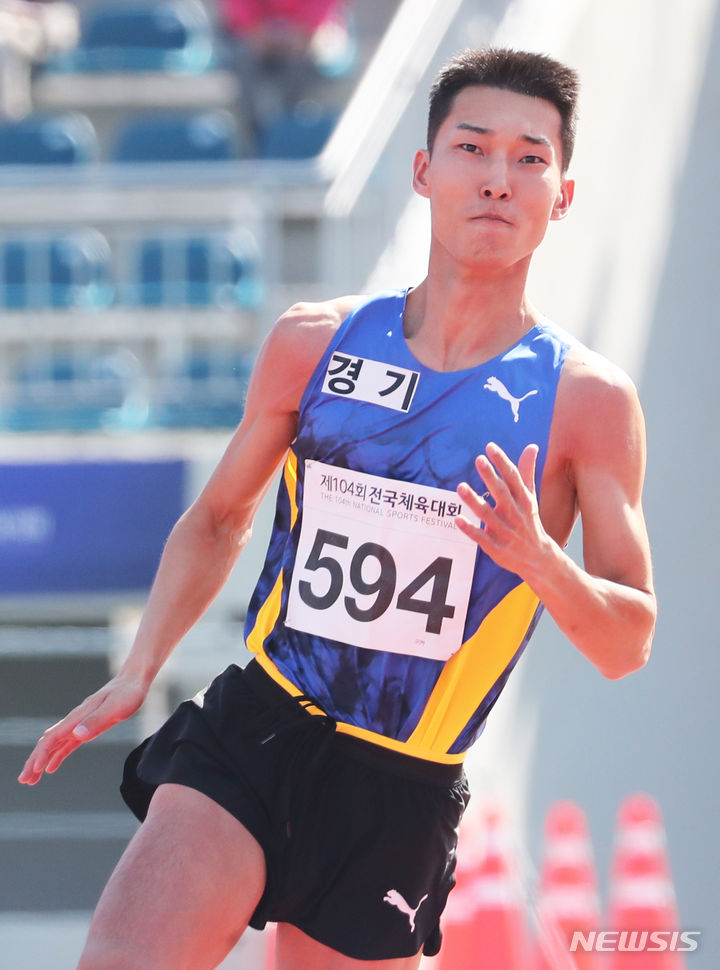 [목포=뉴시스] 김근수 기자 = 18일 전남 목포시 목포종합운동장에서 열린 제104회 전국체육대회 남자 높이뛰기 결선에서 우상혁(경기)이 1차 시기 2.21m를 시도하고 있다. 결과는 성공. 2023.10.18. ks@newsis.com