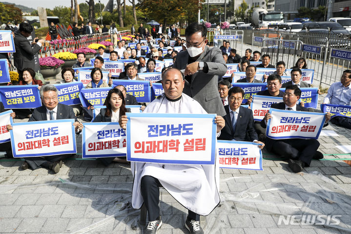 [서울=뉴시스] 정병혁 기자 = 더불어민주당 김원이 의원이 지난 18일 서울 용산구 전쟁기념관 앞에서 열린 윤석열정권 전라남도 의과대학 유치 촉구 집회에서 삭발을 하고 있다. 2023.10.19. jhope@newsis.com