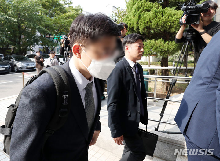 [서울=뉴시스] 김명년 기자 = SM엔터테인먼트에 대한 카카오와 하이브의 인수전 당시 자본시장법 위반 혐의를 받는 강호중 카카오 투자전략실장이 18일 오후 서울 양천구 서울남부지방법원에서 열린 구속 전 피의자 심문(영장실질심사)에 출석하고 있다. 2023.10.18. kmn@newsis.com