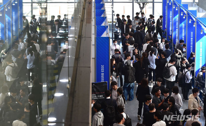 [서울=뉴시스] 일자리 박람회’를 찾은 취업준비생들이 현장 면접을 보고 있다. (사진=뉴시스 DB). photo@newsis.com