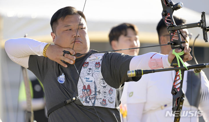 [광주=뉴시스] 변재훈 기자 = 18일 오후 광주 남구 광주국제양궁장에서 열린 제104회 전국체육대회 양궁 리커브 남자 일반부 단체전 결승, 오진혁(제주)이 활 시위를 당기고 있다. 2023.10.18. wisdom21@newsis.com