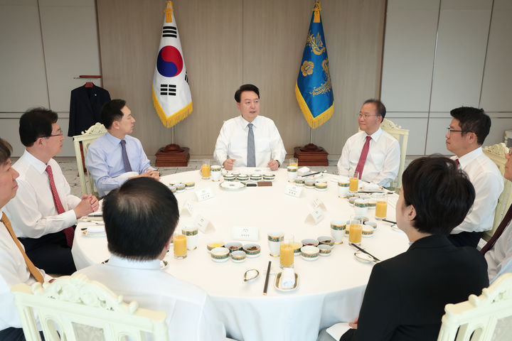 [서울=뉴시스] 윤석열 대통령이 18일 서울 용산 대통령실 청사에서 열린 국민의힘 지도부 오찬에서 발언하고 있다. (사진=대통령실 제공) 2023.10.18. photo@newsis.com *재판매 및 DB 금지