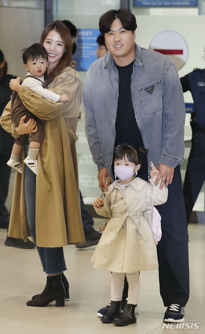 [인천공항=뉴시스] 최동준 기자 = 팔꿈치 수술 후 재기에 성공한 류현진이 아내 배지현 전 아나운서, 딸, 아들과 함께 18일 인천국제공항을 통해 귀국하고 있다. 2023.10.18. photocdj@newsis.com