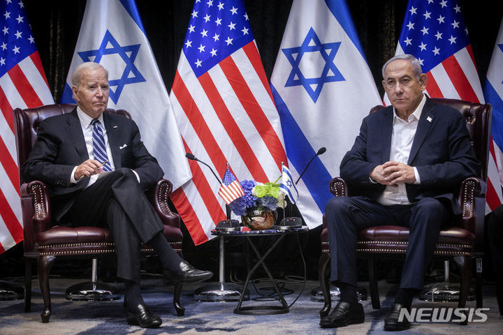 [텔아비브=AP/뉴시스] 조 바이든(왼쪽) 미국 대통령이 지난해 10월18일(현지시각) 이스라엘 텔아비브에서 베냐민 네타냐후 이스라엘 총리와 회담하는 모습. 2024.01.15.